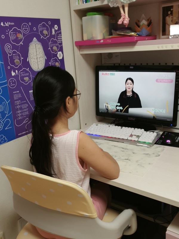한 드림스타트 아동이 집에서 유튜브 영상 제작 강의를 보고 있다. ⓒ 수원시