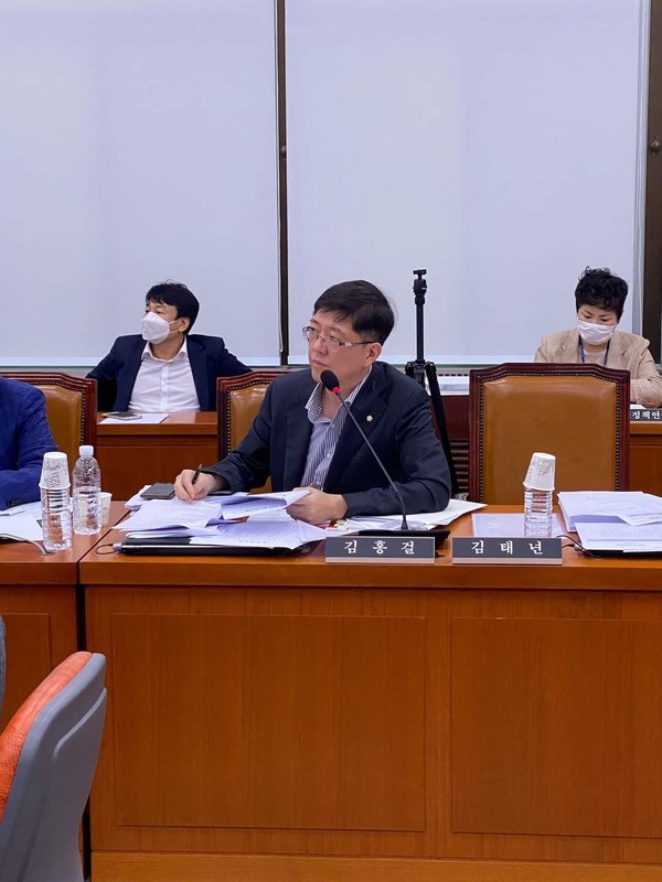 사진은  재산신고 의혹으로  더불어민주당에서 제명된 김홍걸 의원 ⓒ 뉴스프리존