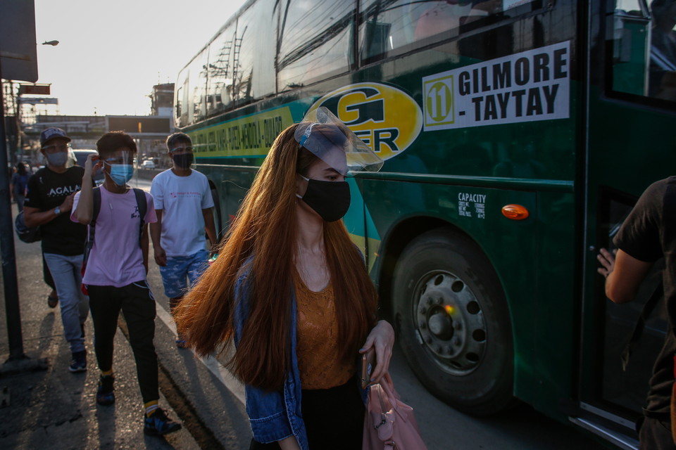 사진: 필리핀 마닐라, 얼굴 가림막 착용하고 버스 타는 시민
