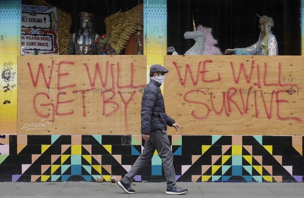 마스크를 쓴 채 샌프란시스코 거리를 지나가는 시민 ⓒ 연합뉴스