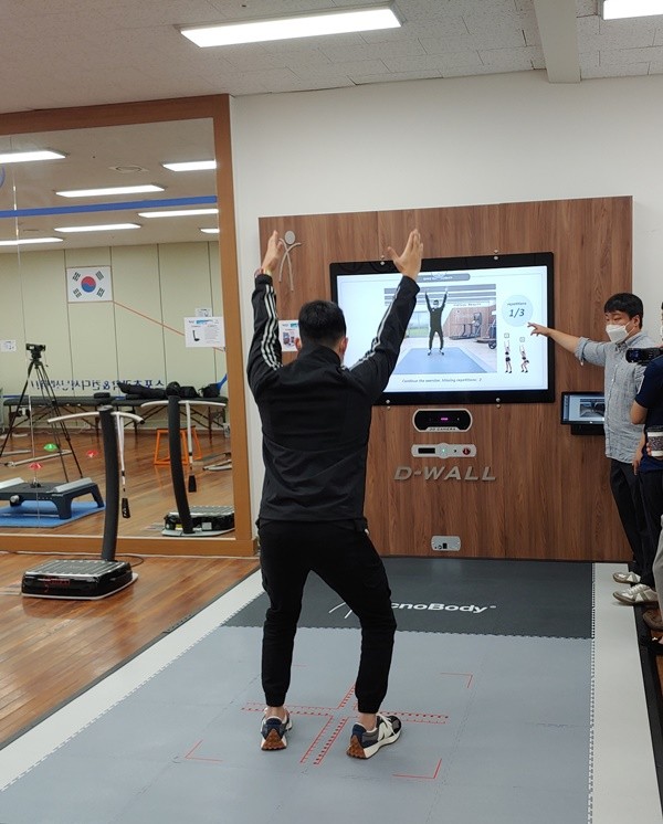 광주시체육회 1층에 위치한 컨디셔닝센터에서 인공지능(AI)과 가상현실(VR)을활용한 스마트 훈련장비를 시연하고 있다.