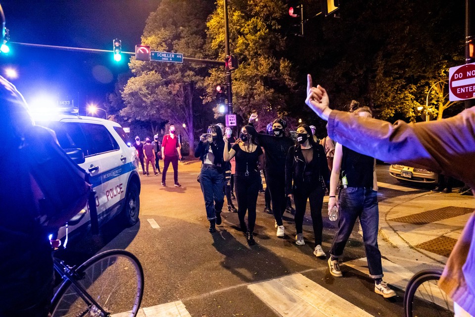경찰에 손가락 욕설하는 시카고의 한 시위자