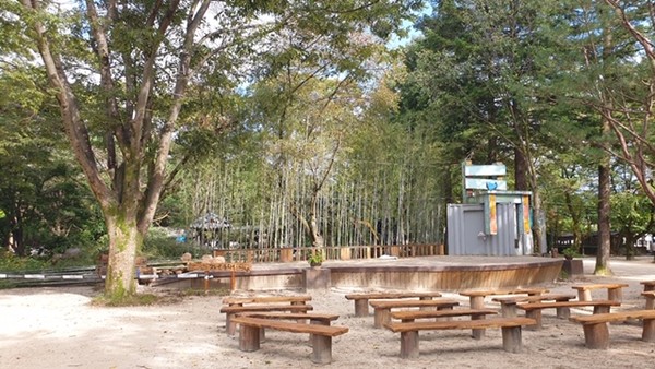하동군이 2017년 호반의 도시 춘천 남이섬에 조성한 ‘옥화주막’에 하동산 대나무를 심어 고즈넉한 정취를 자아내고 있다./ⓒ하동군
