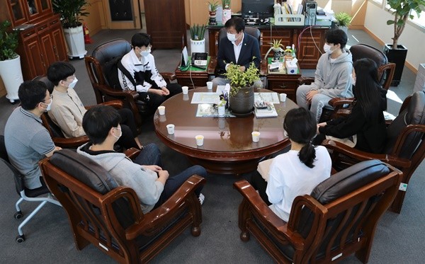 박희율 광주 남구의회 의장이 25일, 호남삼육고등학교 ‘정치학개론’ 동아리 학생들과 함께 인터뷰를 진행하고 있다.