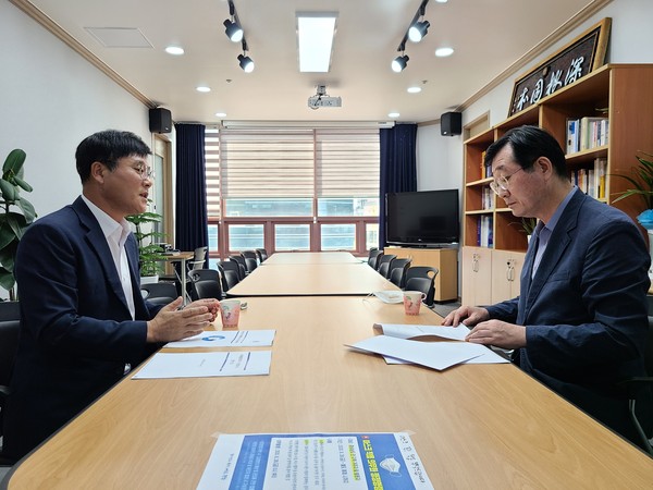 거제시장은 경남 김해에 위치한 국회의원 사무실을 찾아 민홍철 국방위원장을 만났다./ⓒ거제시