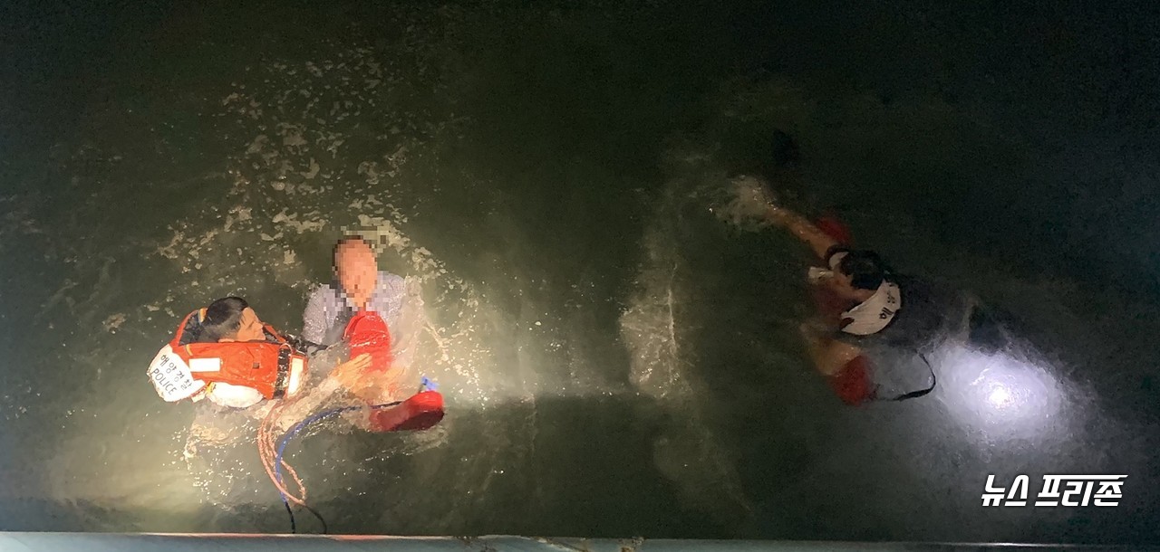 보령해양경찰관이 바다 물에빠진 관광객을 구조하고 있다.©보령해양경찰서