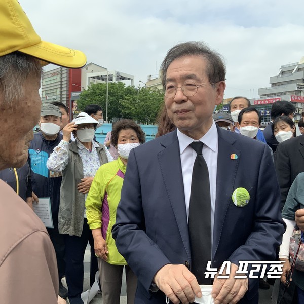 2020년 5월 18일 '5.18 민주광장'에서 기념식을 마치고 나오는 박원순 시장을 본 광주 시민들이 박 시장과 인사를 나누던 장면이다. ⓒ김은경기자