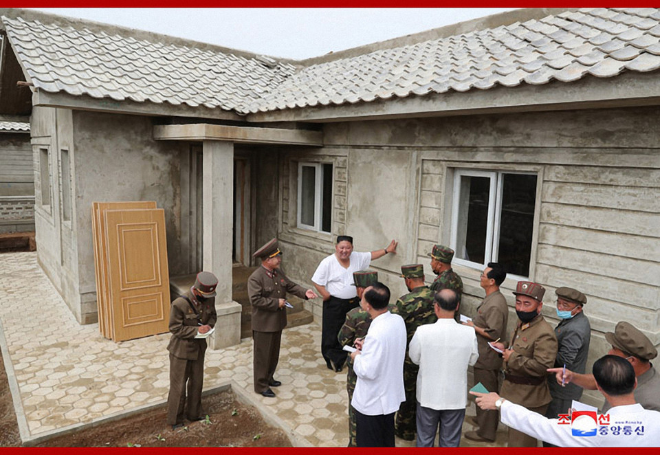 북한 김정은 위원장은 비 피해로 인한 어려움을 격는 주민들을 격려하고 있다.