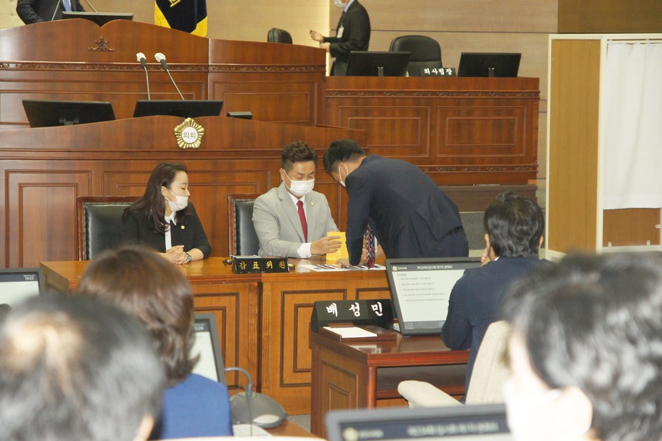 천안시의회 제8대 후반기 의장, 부의장 선출 투표에서 감표하는 복아영, 김철환 의원들./ⓒ김형태 기자