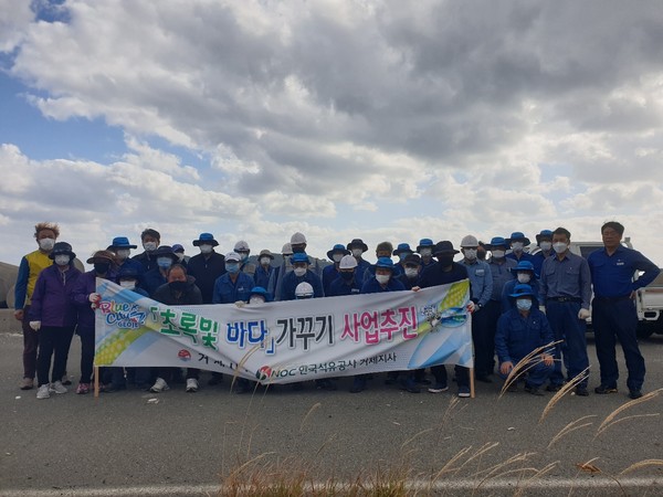 한국석유공사 거제지사는 석유공사 일원 해안 변에 유입된 폐스티로폼 등 해양쓰레기를 지난 8일 오전 직원 50여 명이 참여하여 1.5톤을 수거했다./ⓒ거제시
