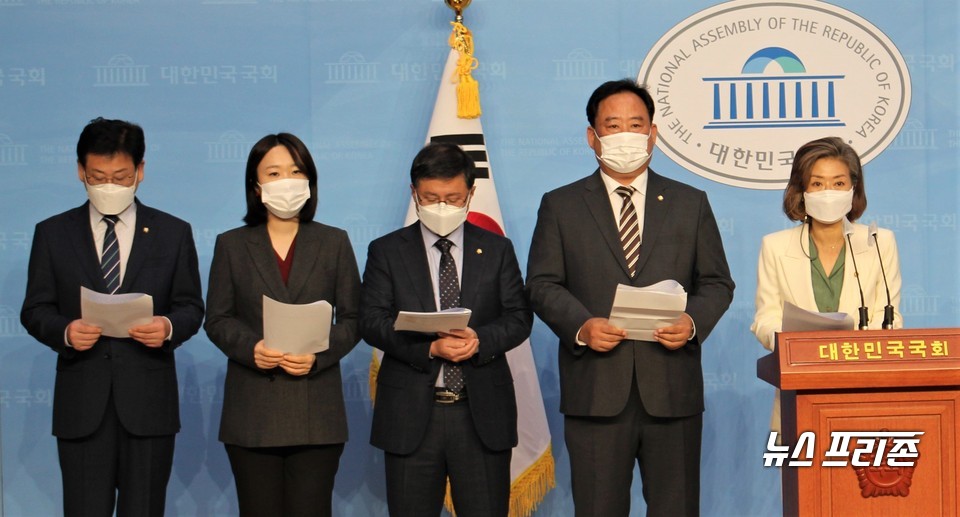 양이원영 더불어민주당 의원(오른쪽 끝)이 13일 서울 여의도 국회 소통관에서 에너지전환지원법 발의 기자회견을 하고 있다. Ⓒ김정현 기자