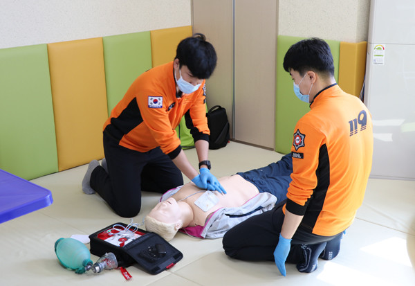 119소방대원들이 애니를 활용한 심폐소생술(CPR)시범을 보이고 있다./Ⓒ연천소방서