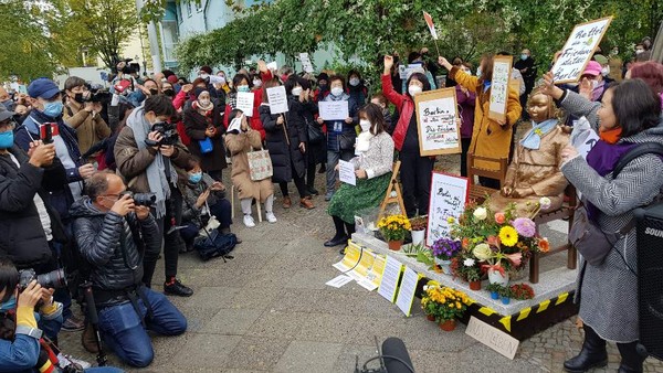 사진: 베를린 평화의 소녀상을 지켜주세요= 13일 독일 수도 베를린에서 시민들이 거리에 설치된 '평화의 소녀상'에 대한 당국의 철거명령에 항의하기 위해 미테구청 앞에서 시위를 벌이고 있다. 2020.10.13  13일 (=연합뉴스)