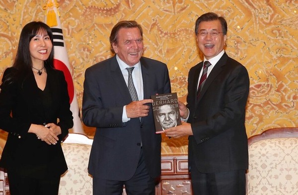 2017년 9월 자신의 자서전 출간을 계기로 한국을 방문한 게르하르트 슈뢰더 전 독일 총리가 부인 김소연 씨와 함께 문재인 대통령을 만났다. 청와대사진기자단