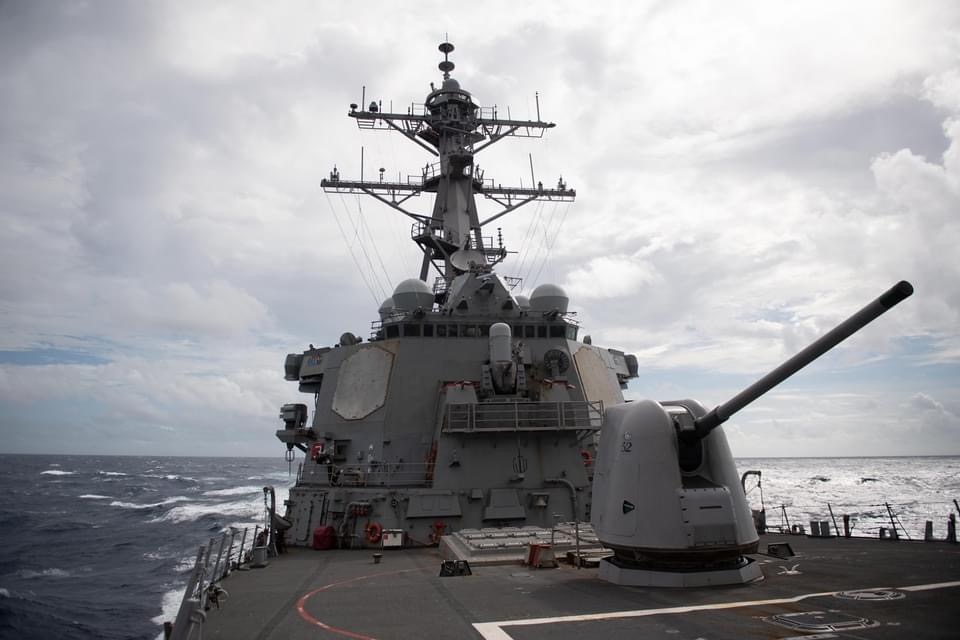 대만해협 통과하는 미 해군 구축함 배리함