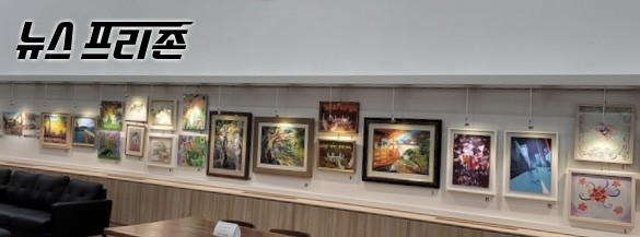 서울시 중구 서울특별시의회 중앙홀 갤러리에서 14일 오후 '미술작품교류기획전'의 작품들이 전시되어 있다.