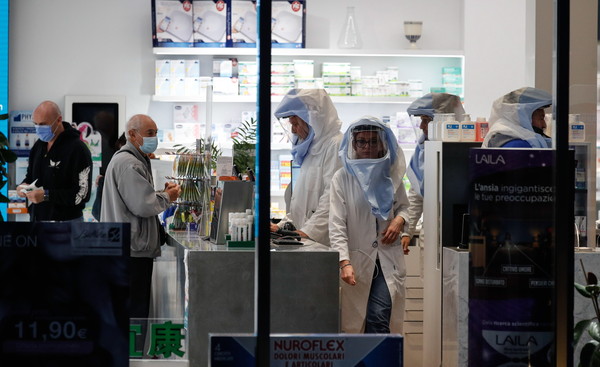 사진: 이탈리아 약사들의 모습: 15일(현지시간) 이탈리아 로마의 한 약국에서 보건용 보호대를 칙용한 약사들의 모습. [EPA=연합뉴스 자료사진]