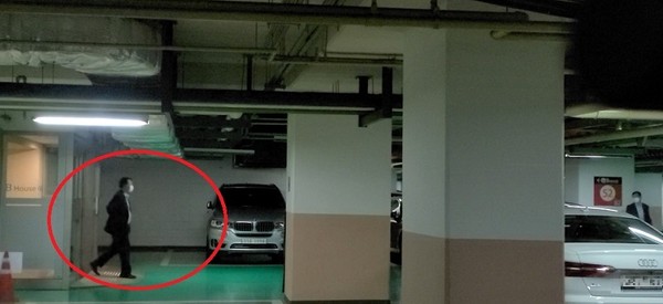 사건당시 지하 2층 주차장에 대기중인 출근 차량으로 걸어가는 윤석열 검찰총장
