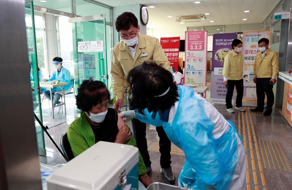 김철우 보성군수가 19일 군 단위에서 최초로 실시되는 ‘보성군 전 군민 무료 독감 백신 접종’을 보건지소에서 지켜보고 있다.