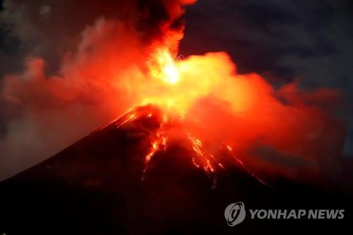 용암을 내뿜는 화산 [자료사진]