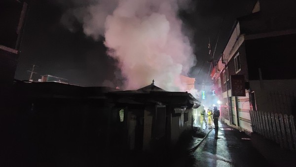 22일 오전 4시 31분쯤 충남 천안시 동남구 병천면 병천리 한 식당에서 불이 나 신고를 받고 출동한 소방관들이 진화작업을 벌이고 있다./ⓒ천안 동남소방서