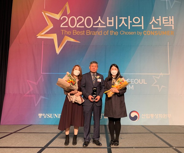 22일 서울 밀레니엄 힐튼호텔에서 군 관계자들이 2020 소비자의 선택 지역특산물 브랜드 부문 대상을 수상하고 기념촬영 모습./ⓒ창녕군