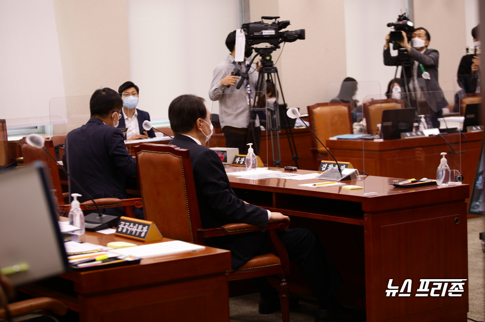대검찰청 국정감사에 출석, 의원들의 질의를 듣고 있는 윤석열 총장