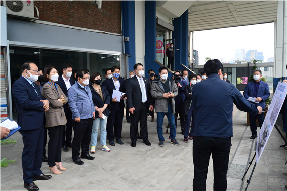 서울시의회 도시계획관리위원회 위원들이 도시재생활성화지역 현장을 방문해 설명을 듣고 있다. ⓒ서울시의회