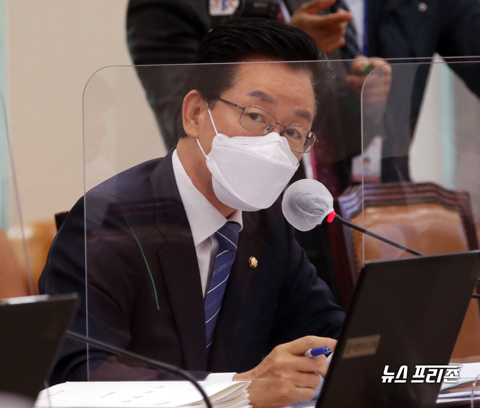 정정순 더불어민주당 의원이 지난 15일 국회 국토교통위원회에서 열린 한국철도공사와 국가철도공단 등 국정감사에서 질의하고 있다. Ⓒ사진공동취재단