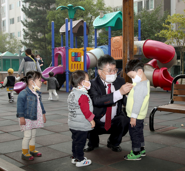 홍인성 인천 중구청장 어린이놀이터 안전환경 정착에 앞장/ⓒ중구