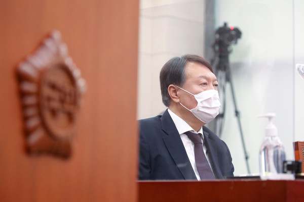 대검찰청 국정감사에 마스크를 끼고 출석, 의원들의 질의를 듣고 있는 윤석열 총장