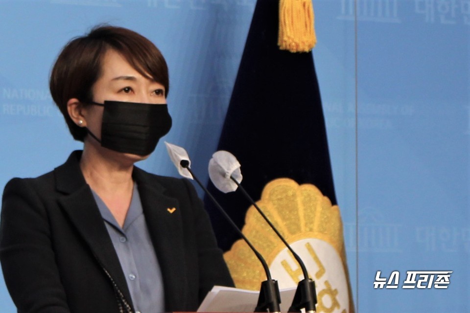 정호진 정의당 수석대변인이 23일 서울 여의도 국회 소통관에서 브리핑을 하고 있다. Ⓒ김정현 기자