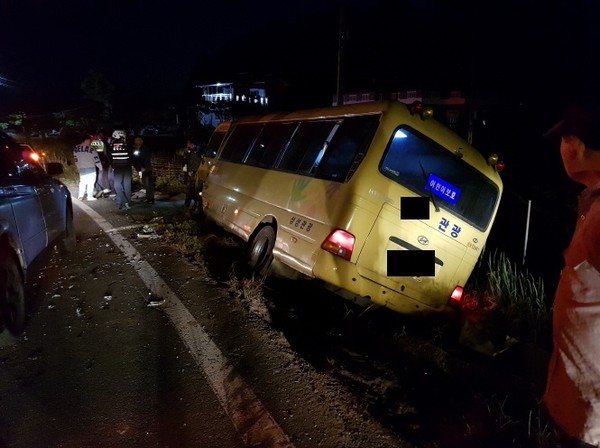 23일 오후 6시 16분쯤 충남 청양군 청양읍 백천리 부근 도로에서 아이서티 승용차와 25인승 회사 통근버스가 정면충돌하는 사고가 발생, 신고를  받고 출동한 경찰과 119구조대가 사고를 수습하고 있다./ⓒ청양소방서