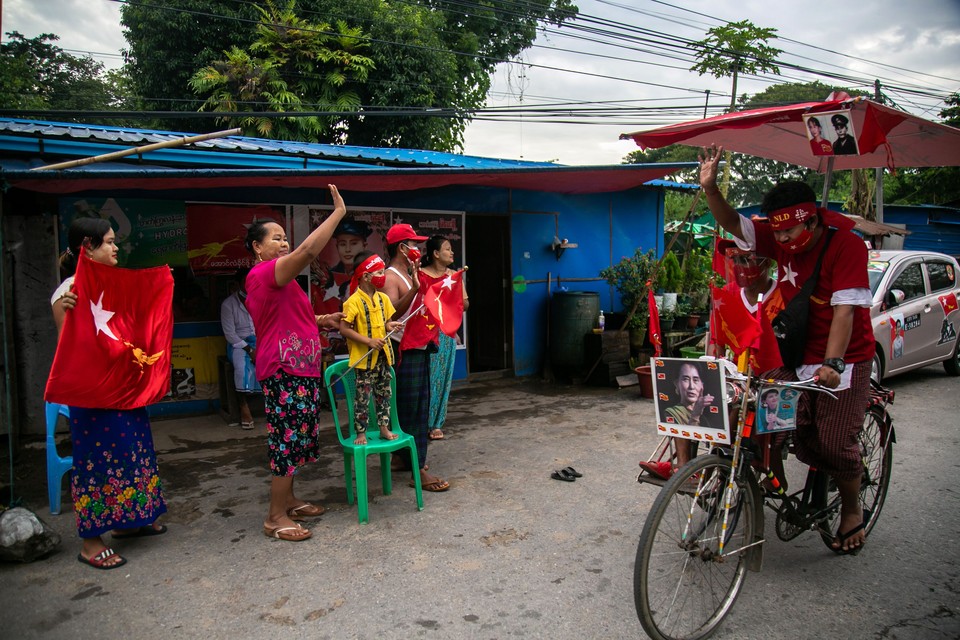 사진: 총선 보름 앞둔 미얀마 선거운동 = 당국은 이 과정에 코로나19 확산세가 커질 것을 우려, 최근 중국으로부터 마스크를 비롯한 개인보호장구를 대량 구매한 것으로 알려졌다. [양곤 AFP=연합뉴스]