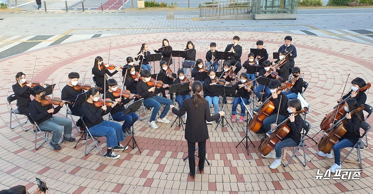 '조이청소년오케스트라' 단원들이 25일 오후 대전 노은역 광장에서 이자비 선생님의 지휘아래 즉흥적인 버스킹 음악 공연으로 행인들에게 가을 하모니를 선보이고 있다./ⓒ이현식 기자