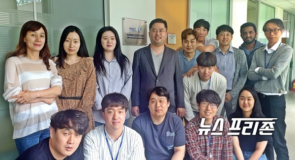 한국과학기술원(KAIST) 사이버보안연구센터(CSRC) 4대 센터장 차상길 교수와 연구원들./ⓒ카이스트 사이버보안연구센터