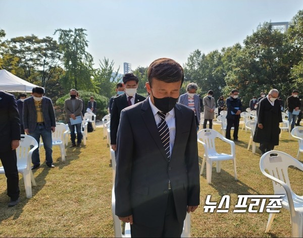 묵념하는 김원웅 광복회장, 뒤쪽에 서울의소리 백은종 대표의 모습이 보인다. ⓒ 김은경 기자