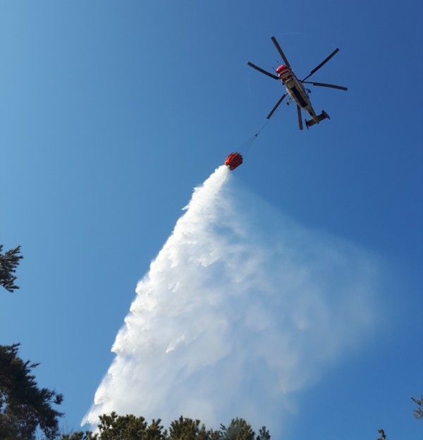 헬기로 산불을 진화하는 장면.⒞서천군청