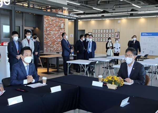 박양우 문체부 장관(사진 오른쪽), K-방역 점검 위한 영암 현장 방문