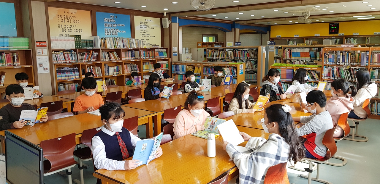 ‘전국도서관 운영평가’서 대통령표창을 받은 대전송강초등학교 도서관 모습./ⓒ대전시교육청