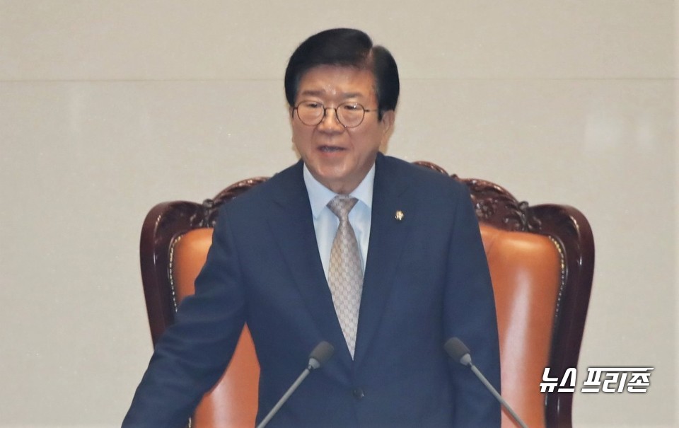 박병석 국회의장은 30일 오전 국회의장 접견실에서 공수처장 후보 추천위원에게 위촉장을 전달한다. Ⓒ뉴스프리존DB