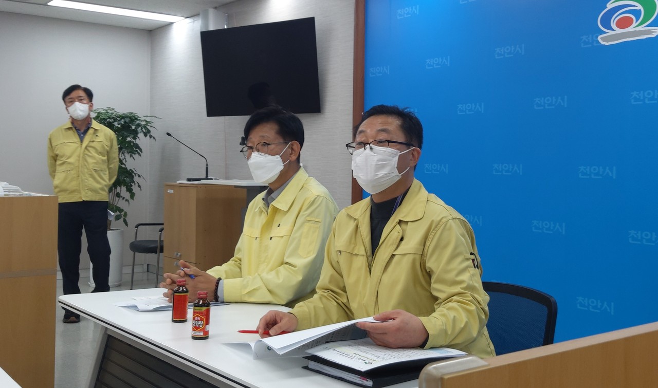 왼쪽부터 전만권 천안시 부시장, 이현기 감염병대응센터 소장./ⓒ김형태 기자
