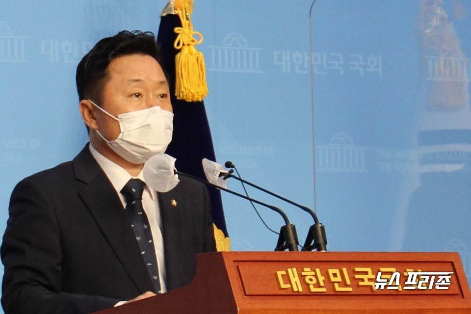 최인호 더불어민주당 수석대변인이 2일 서울 여의도 국회 소통관에서 전당원투표와 관련해 브리핑을 하고 있다. Ⓒ김정현 기자