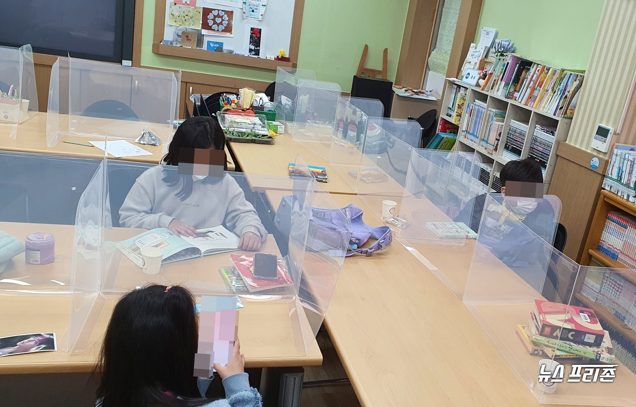 '초등 돌봄전담사' 하루 파업이 이뤄진 6일 오후, 대전문성초등학교 도서실에는 돌봄이 필요한 학생들이 교사의 도움을 받으며 자율적인 독서와 학습을 하며 돌봄교실이 운영되고 있다./ⓒ이현식 기자