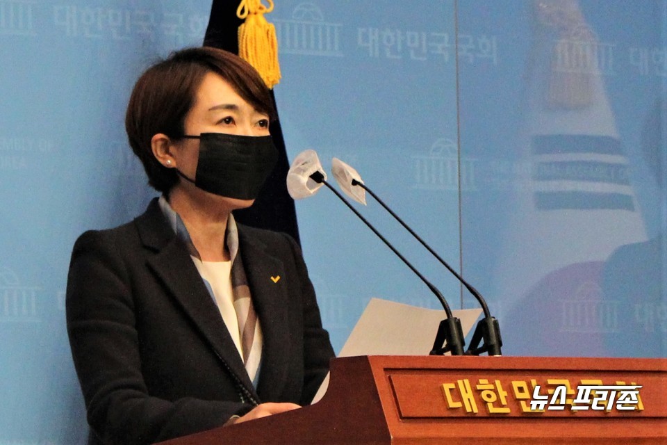 정호진 정의당 수석대변인이 9일 서울 여의도 국회 소통관에서 브리핑을 하고 있다. Ⓒ김정현 기자