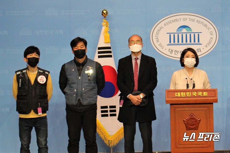 용혜인 기본소득당 의원(오른쪽 끝)이 9일 서울 여의도 국회 소통관에서 '택배 과로사 방지 3법' 법안 설명 기자회견을 하고 있다. Ⓒ김정현 기자