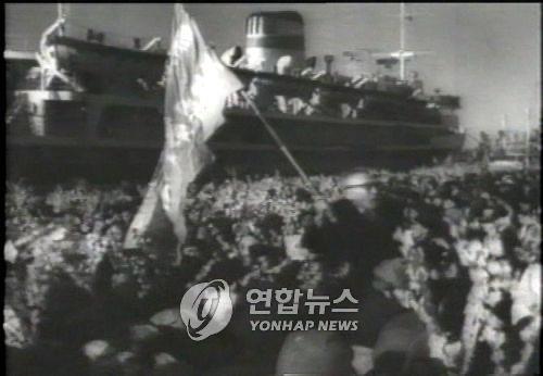 1960년 북송되는 재일교포와 이들을 실은 북한 선박 '만경봉'호 (연합뉴스 자료사진)