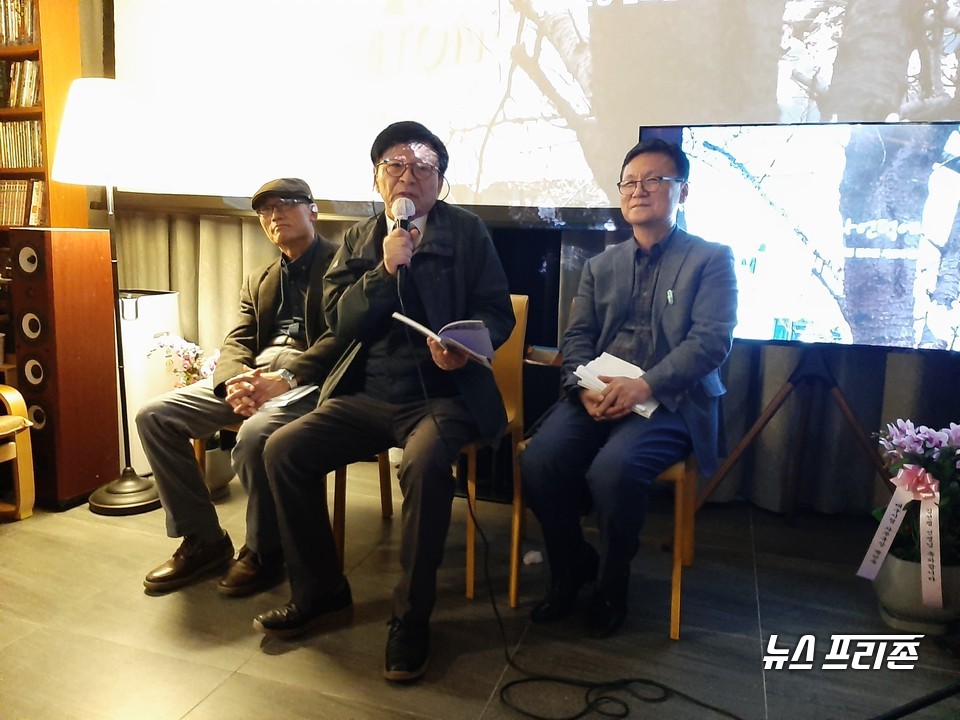 조기현 시인(오른쪽)이 진행한 페널토론에서 김선굉 시인(가운데)은 “왜 시를 쓰는가”라는 질문에 “그리움을 어찌할 수 없어 펜을 든다”며, “그리움으로 온몸을 나아가는 게 시 쓰기의 표상이다”고 강조했다. /사진=박상봉