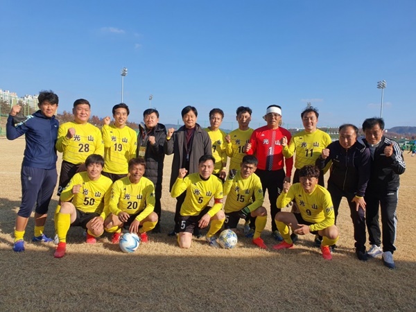 대회 우승을 차지한 ‘광산50’팀이 이준열 광주시축구협회장(중앙)과 기념촬영을 하고 있다.