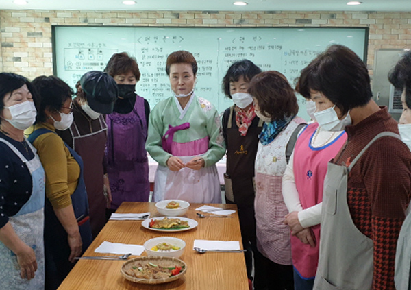 개성식문화연구소 윤숙자 소장이 북한의 대표적 음식인 평양온반부터 개성갈비찜까지 8가지의 요리에 관해 교육하고 있다./Ⓒ연천군청